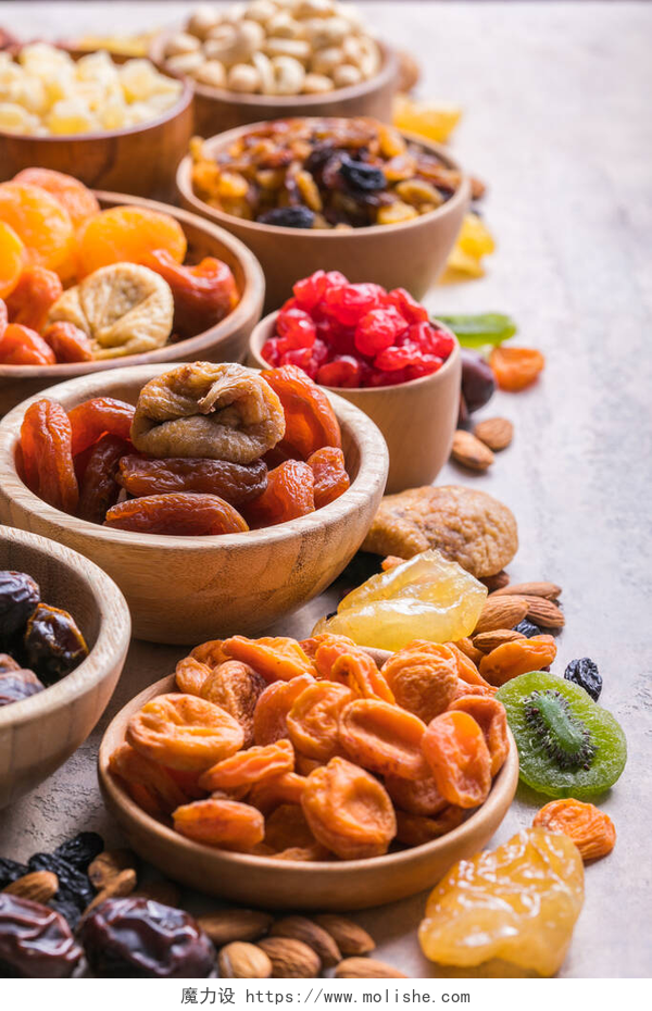 桌子上的各种美味的果干和坚果干果和坚果混合在木碗里.糖果水果的配售。犹太假日图比什瓦特。复制空间